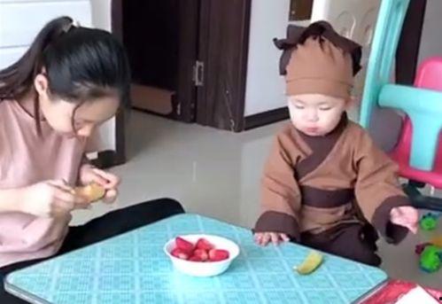 小娃吃哈密瓜视频,甜蜜滋味尽收眼底